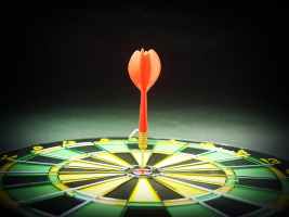 dart pin in the middle of dartboard